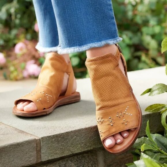 NWT Miz Mooz Womens Fifi Tan Leather Studded Ankle Strap Sandals Size 8W Wide - Picture 1 of 9